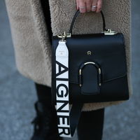 Taschen-Trends für Frauen ab 50: Dieses Modell von Aigner wirkt besonders elegant