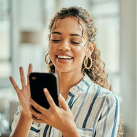 Brustkrebs-Awareness-Month: Diese Influencerinnen machen auf Social Media Mut