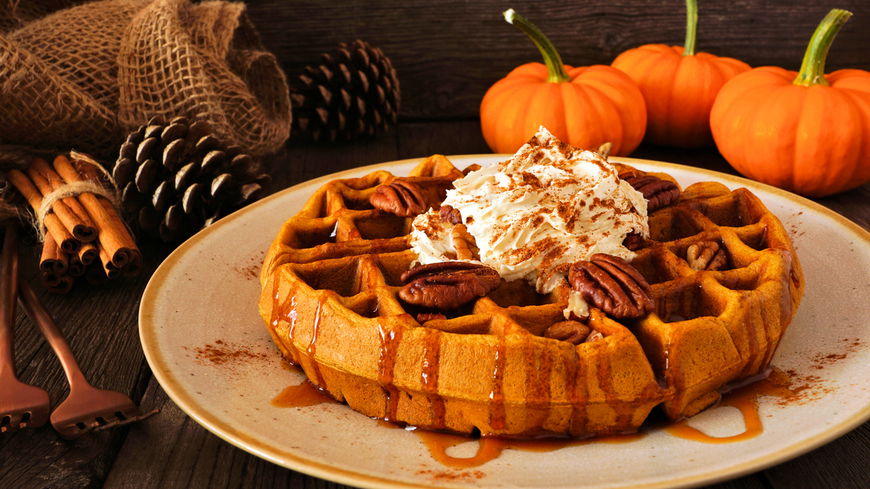 Diese herbstlichen Kürbis-Waffeln vernaschen wir sofort