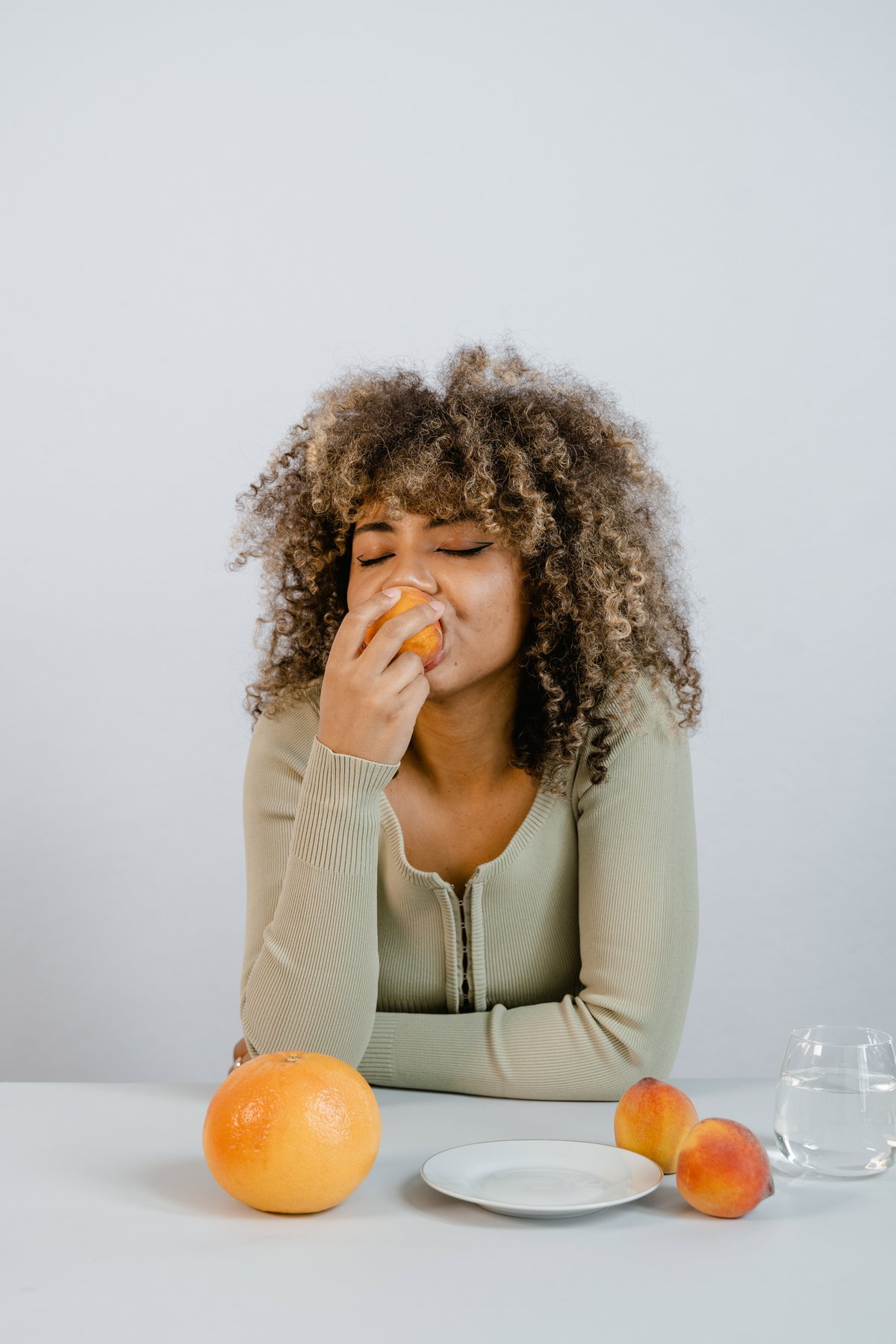 Frau isst Orange