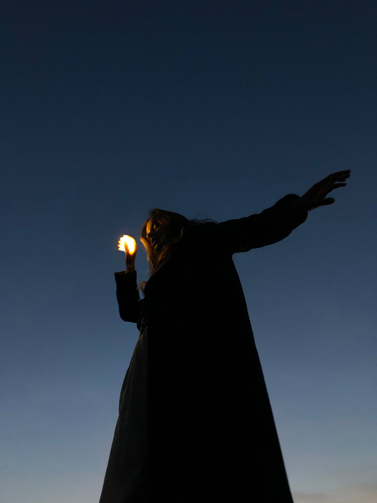 Frau hält eine kleine Lichtkugel in der Hand