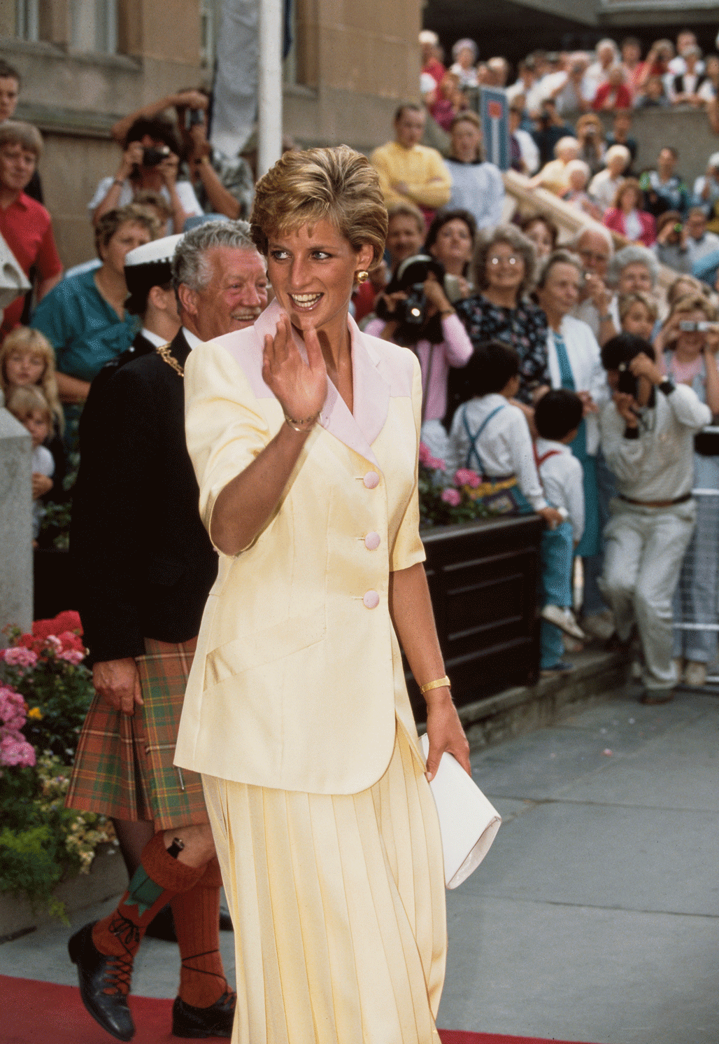 Lady Diana im gelben Kostüm