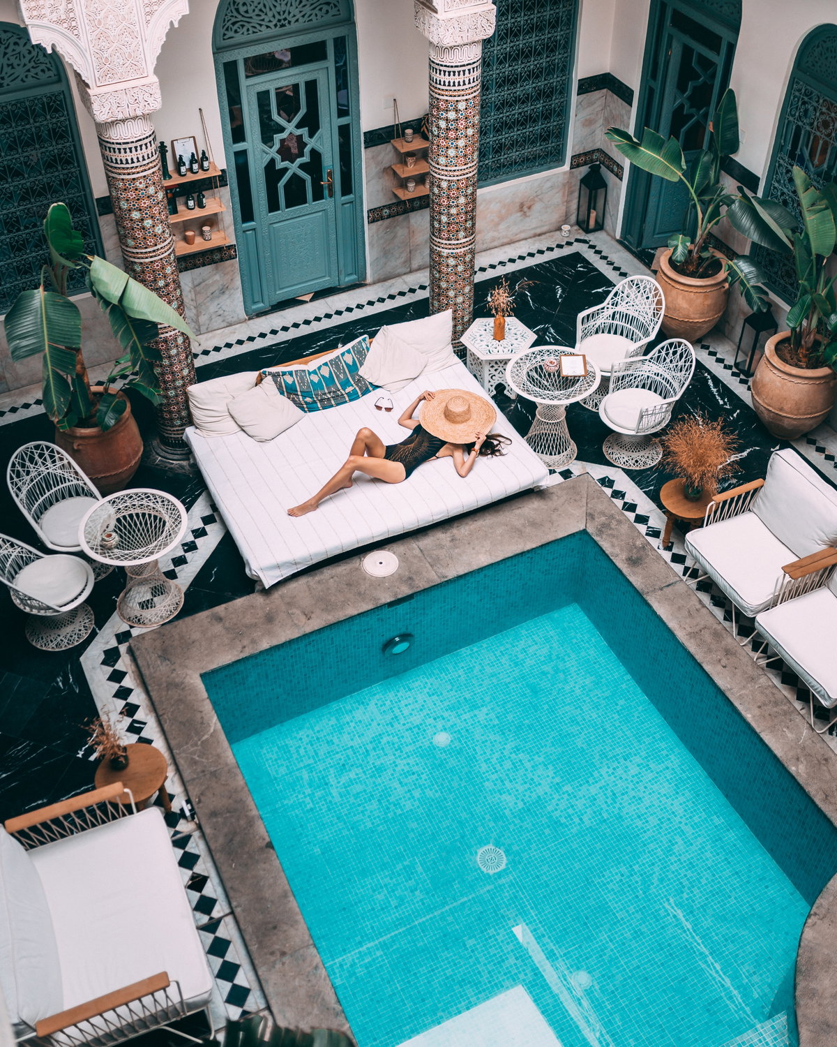 Frau am Pool