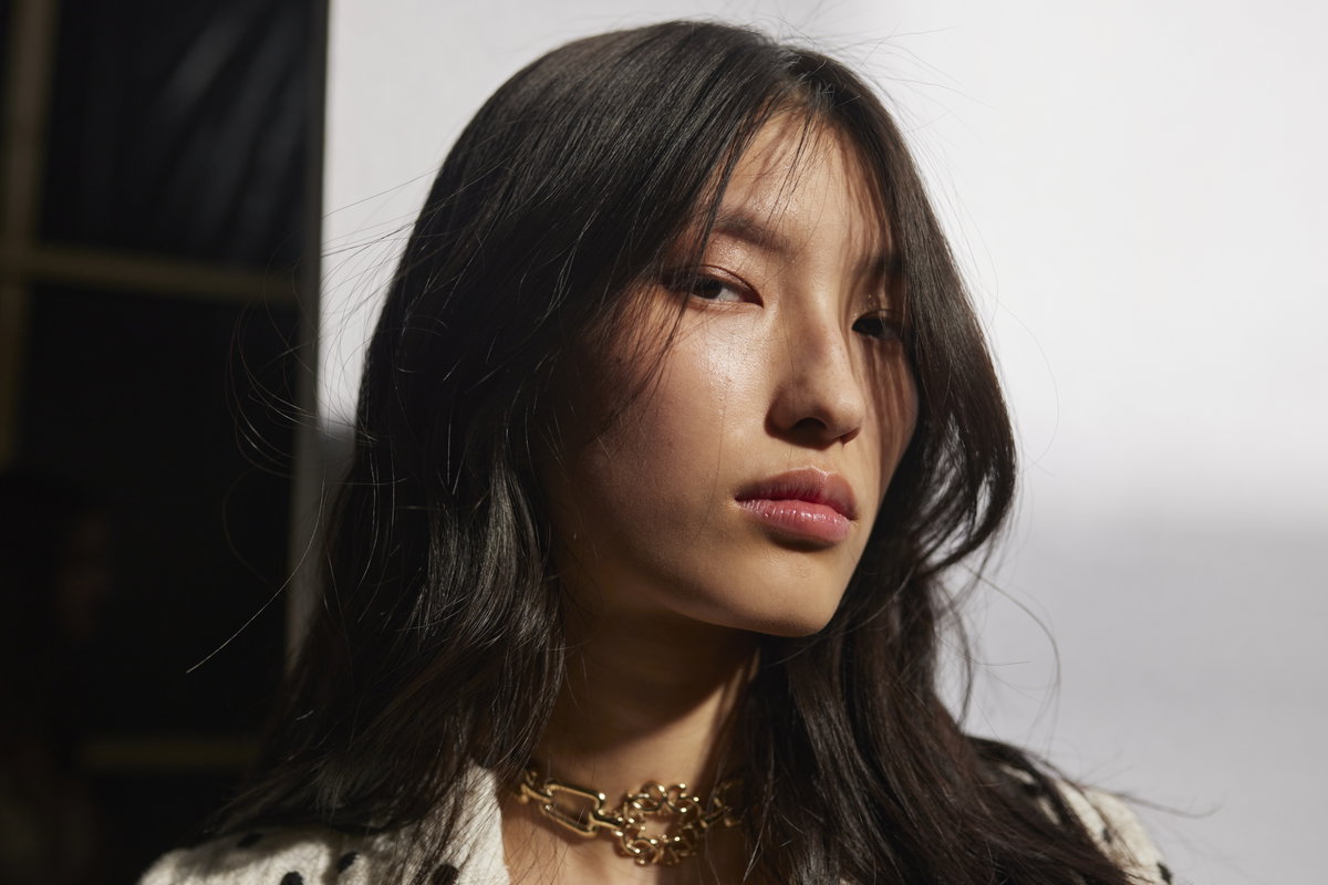Shadow Bangs eine großartige Möglichkeit, deinem Haarschnitt einen neuen Look zu verleihen ...