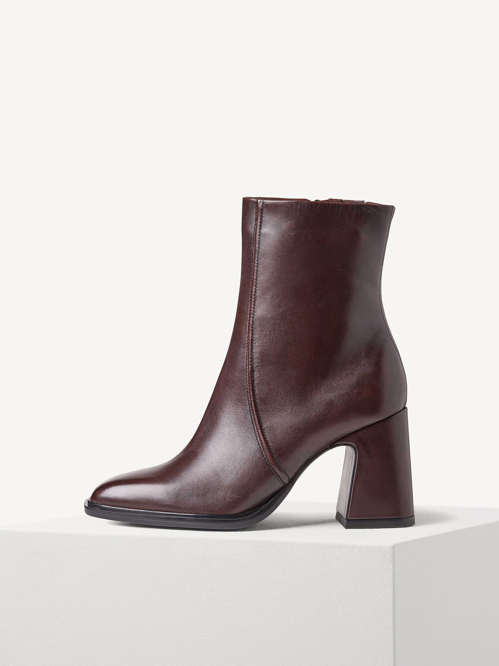 Elegante Hingucker sind die Stiefelleten von Newd. Tamaris in einem dunklen Rot für ca. 170 Euro.