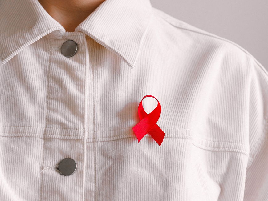 Aids Logo auf Hemd