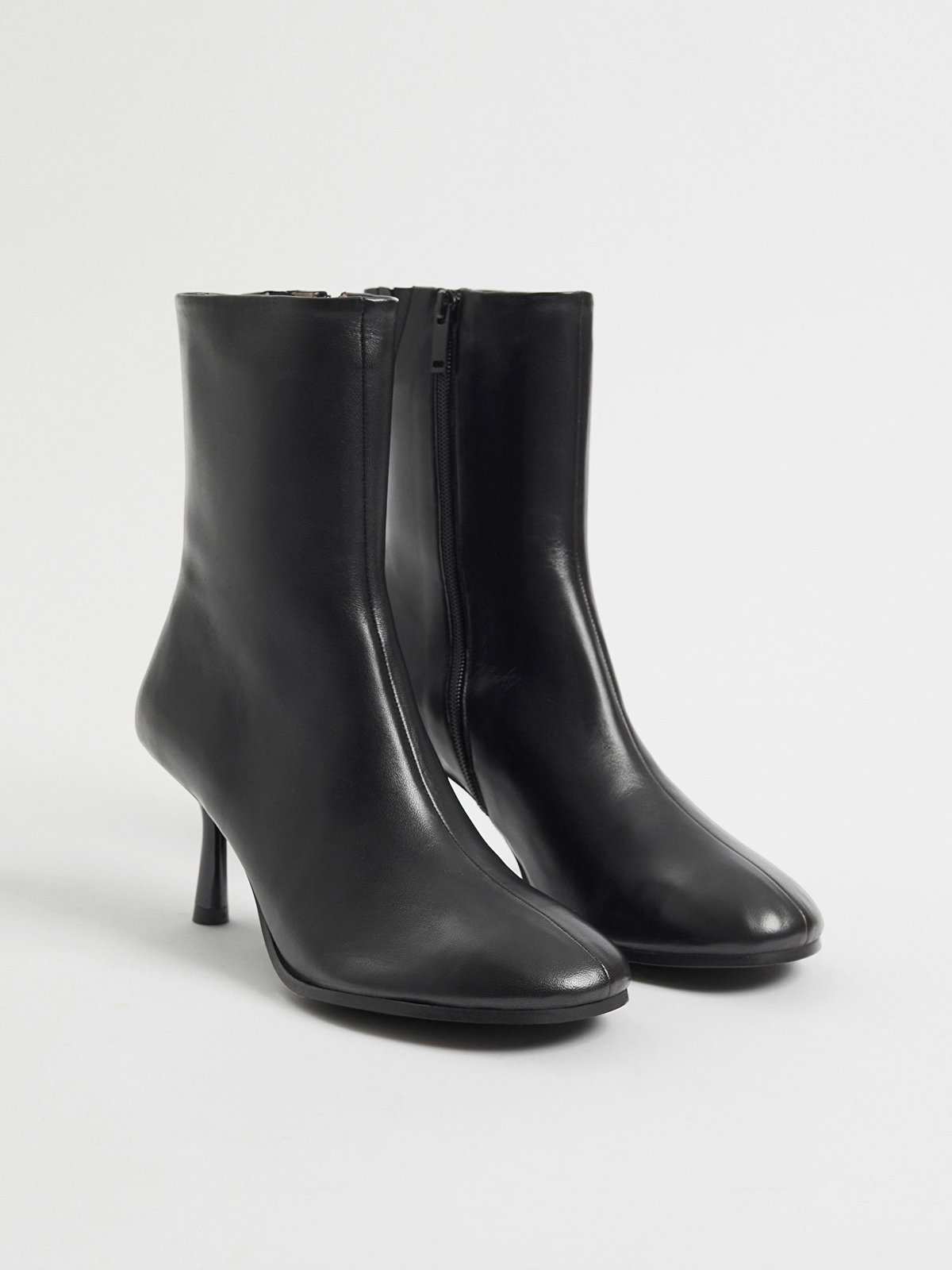 Ankle Boots & Other Stories in Schwarz mit Absatz