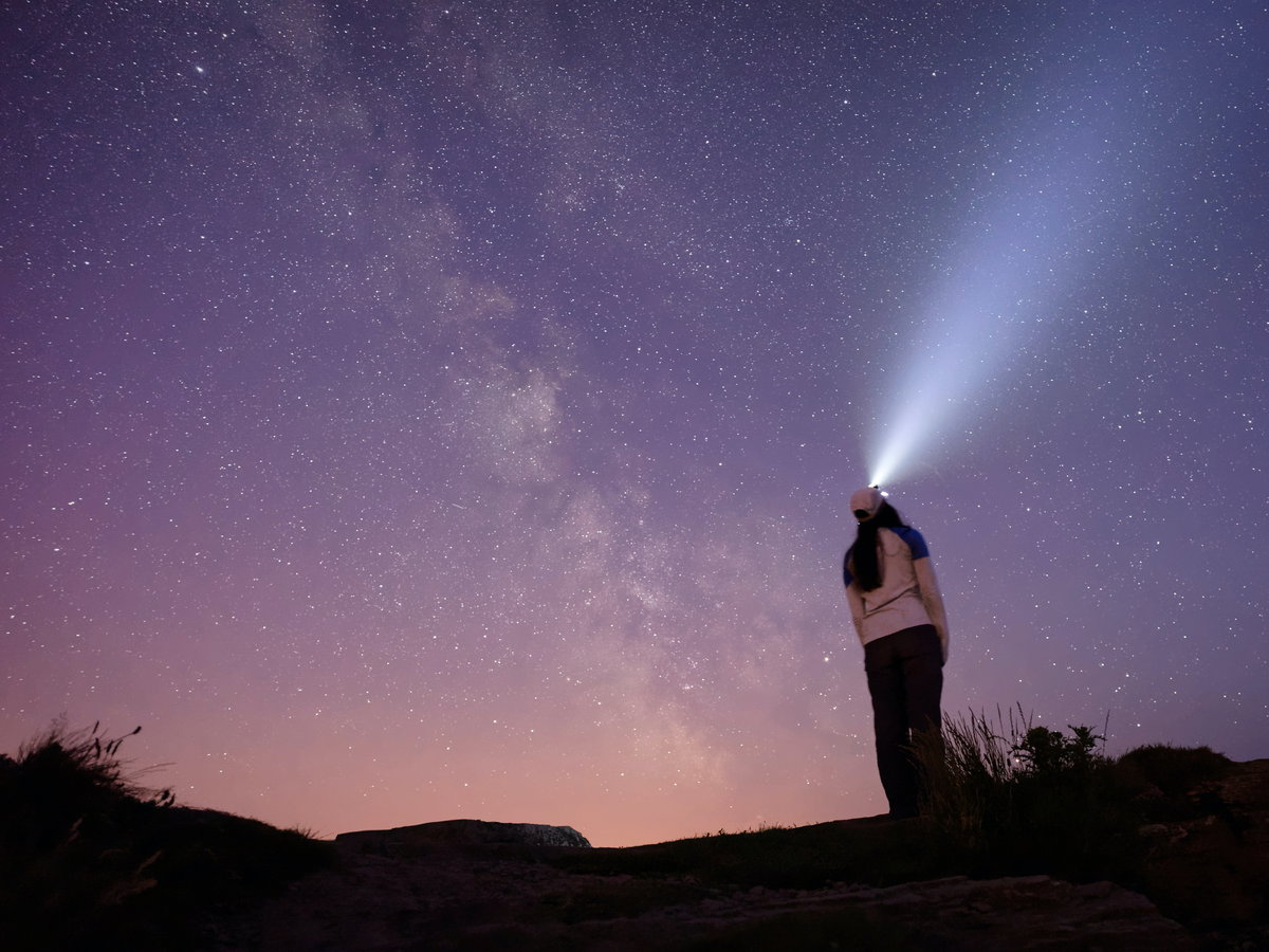 Frau vor Sternenhimmel