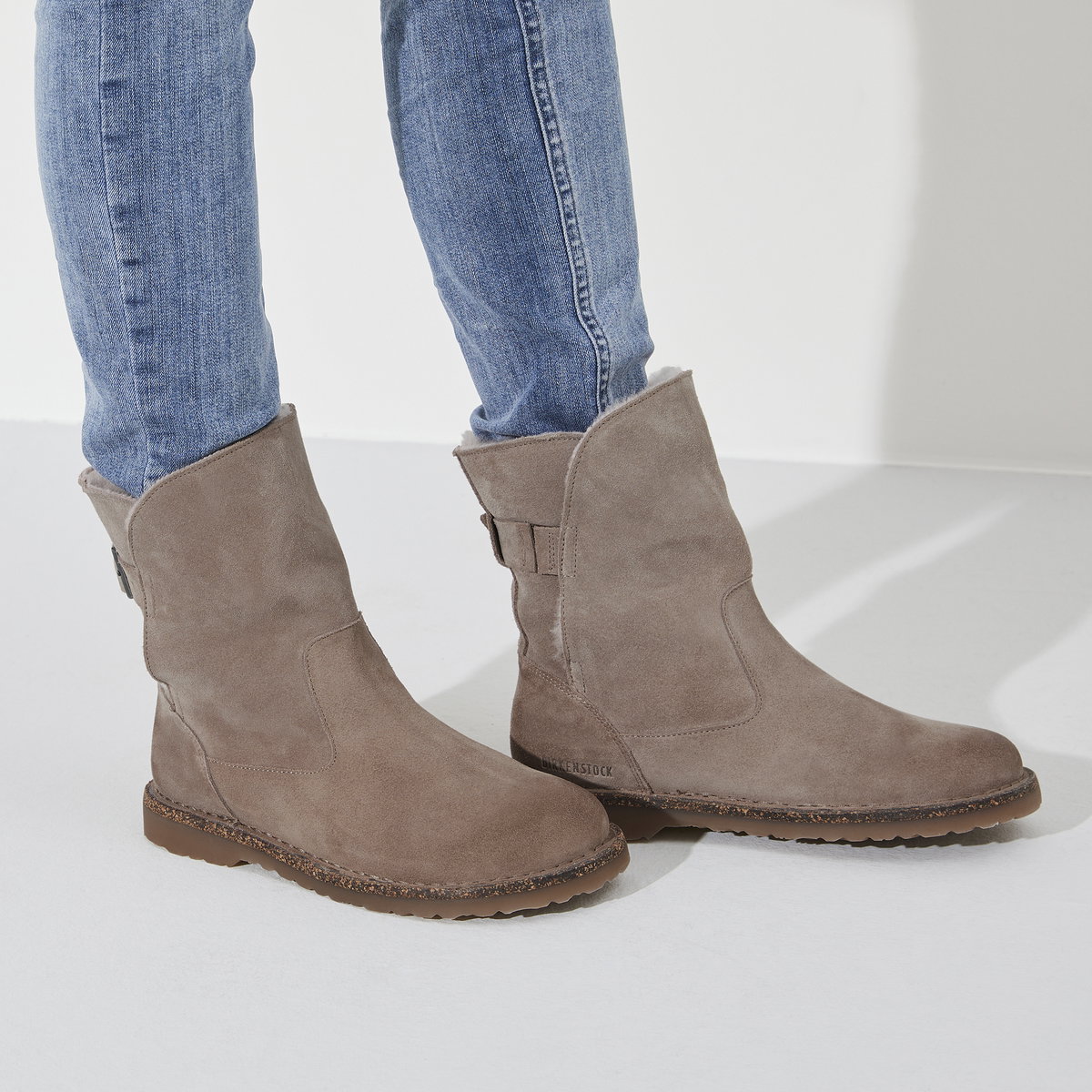 Ähnlich wie die Birkenstock-Sandalen punkten auch die Stiefel der Marke mit einem weichen Fußbett. Für 200 Euro gehören sie dir.
