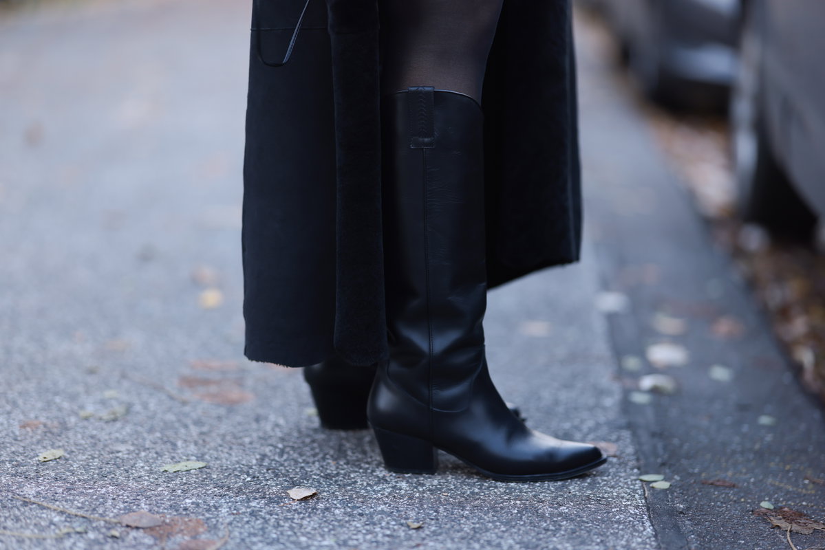 Britta Becker trägt schwarze Cowboy Stiefel mit Absatz auf Leder Streetstyle