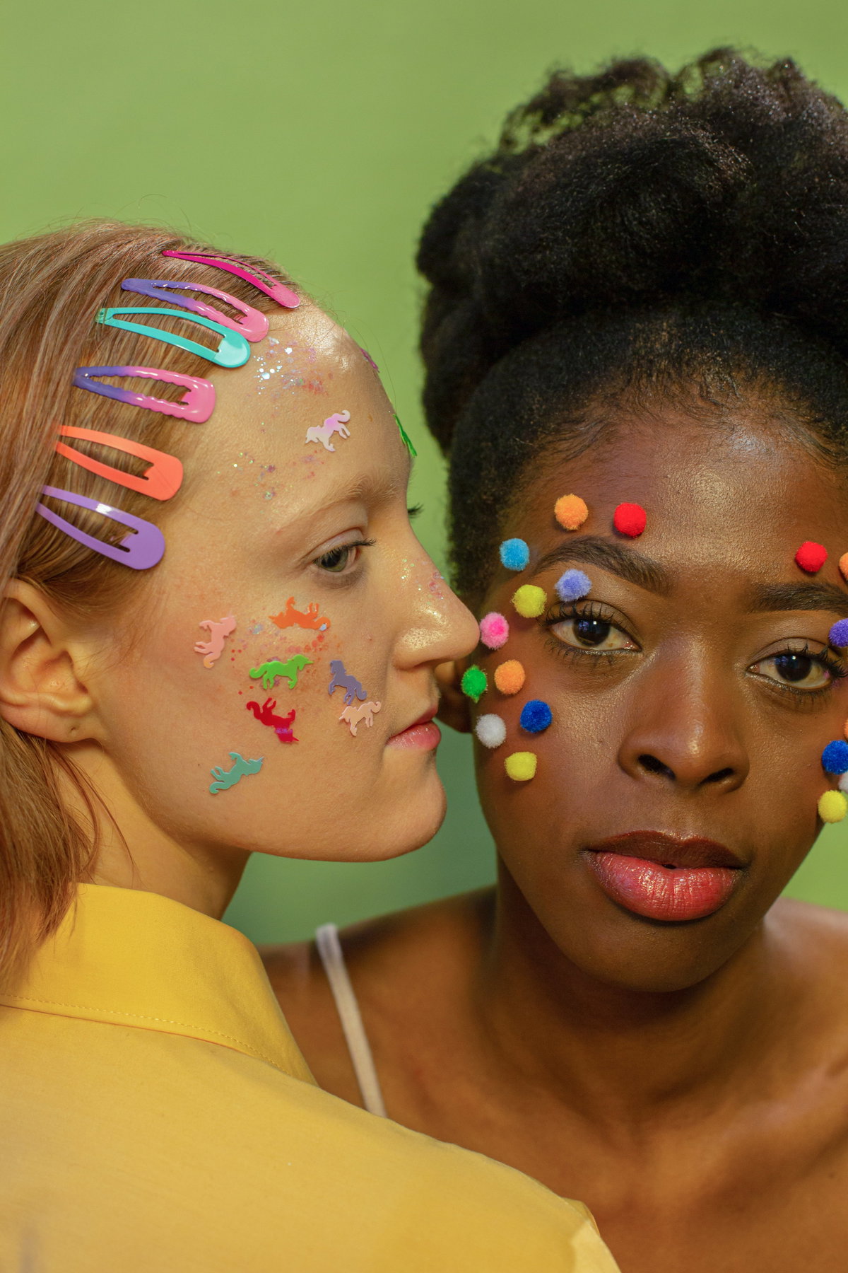 Zwei Frauen mit bunten Accessoires