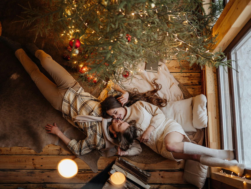 Glückliches Paar unterm Tannenbaum