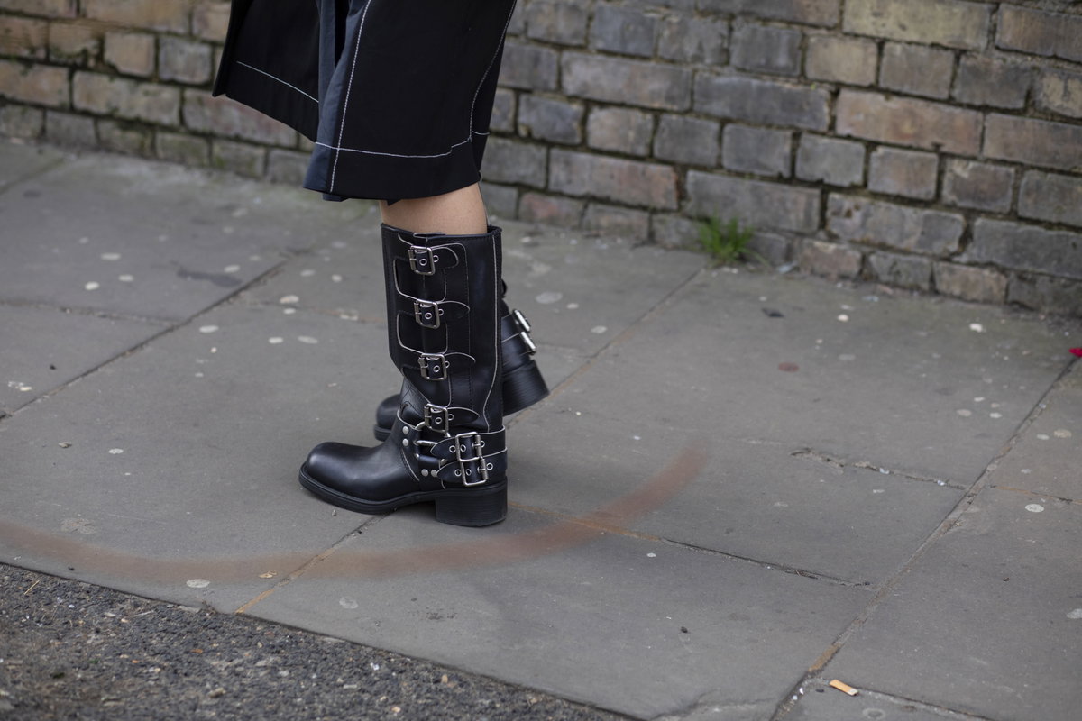 Frau in schwarzen Biker Boots
