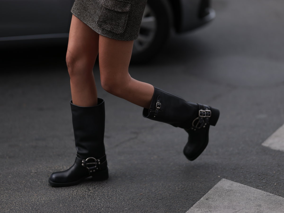 Frau mit flachen Biker Boots