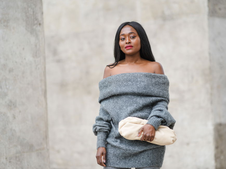 Frau mit grauem Strickpullover