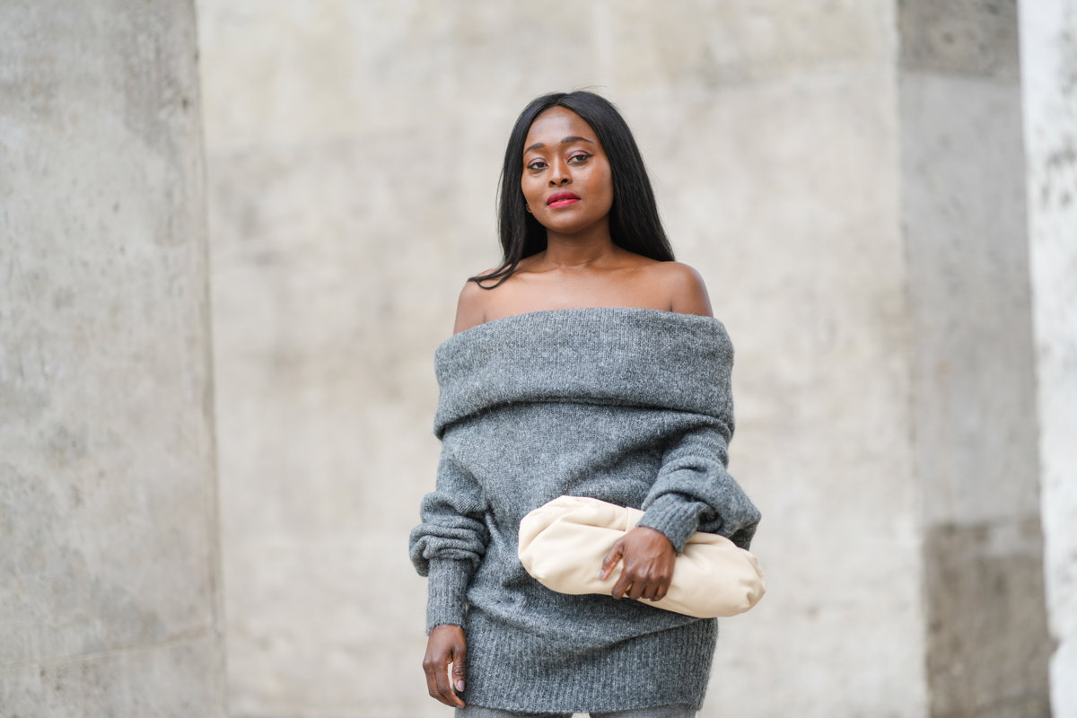 Frau mit grauem Strickpullover