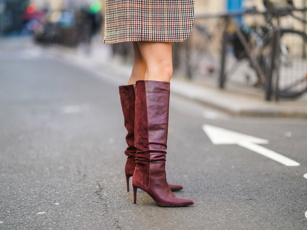 Frau mit roten Stiefel mit einer spitzen Leiste
