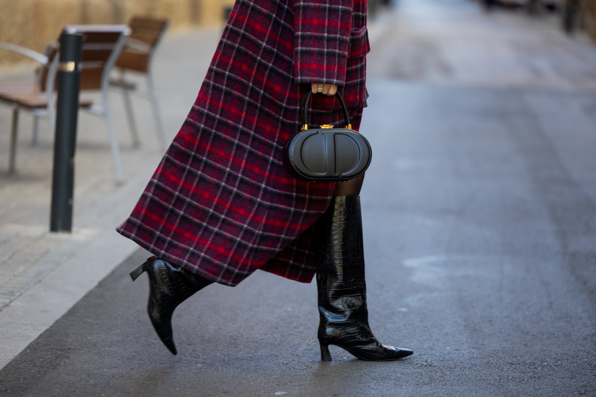 Frau mit stylischen Stiefeln