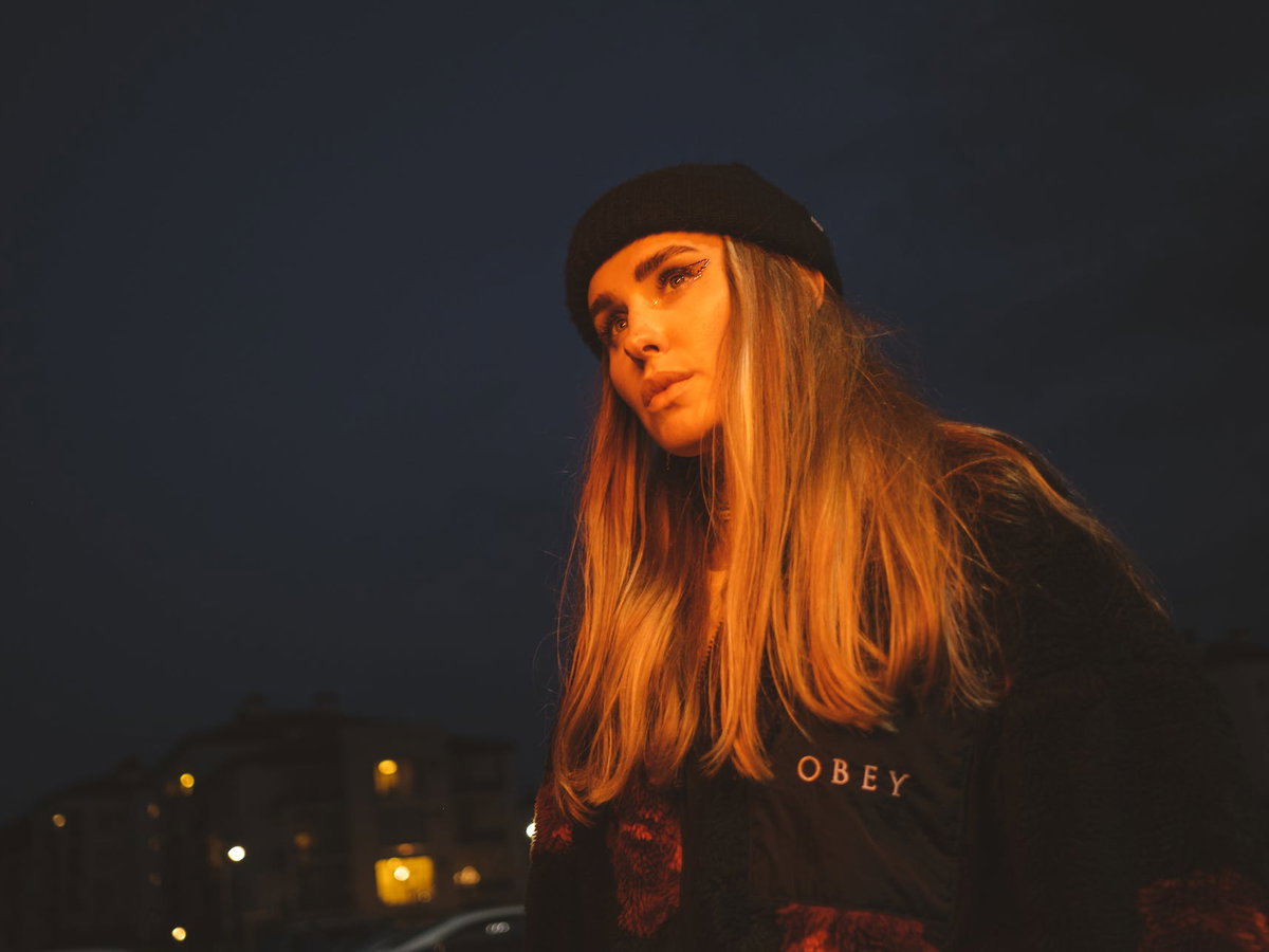 Frau mit  Mütze in der Nacht