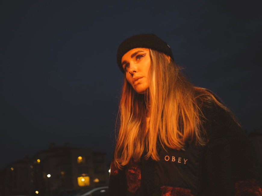 Frau mit Mütze in der Nacht