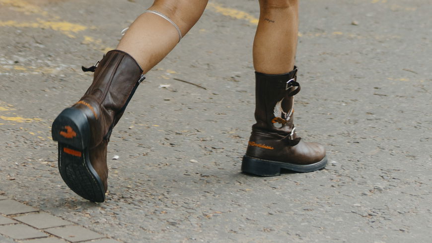 Frauen mit breiten Waden lieben diese eleganten Biker Boots von Deichmann
