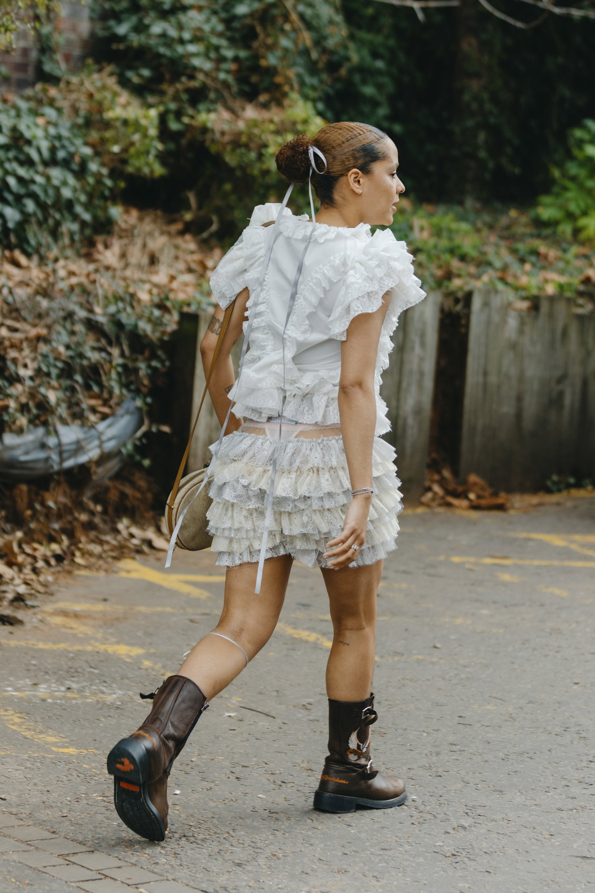 Frau trägt auf Londoner Fashion Week braunen Biker Boot