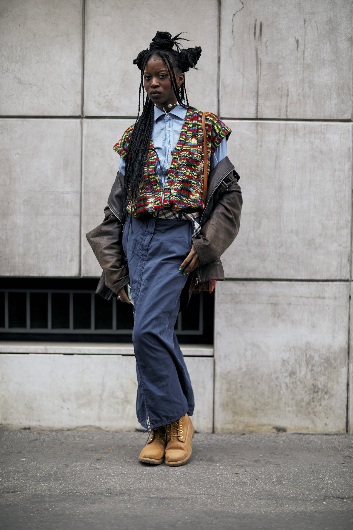 Frau trägt braune Chelsea Boots Streetstyle