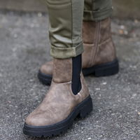 3 braune Chelsea Boots, die jede Frau mit Hallux valgus tragen kann