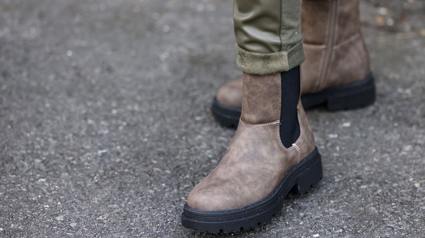 3 braune Chelsea Boots, die jede Frau mit Hallux valgus tragen kann