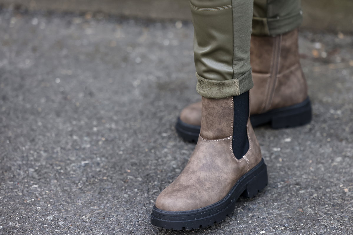 Frau trägt braune Chelsea Boots Streetstyle