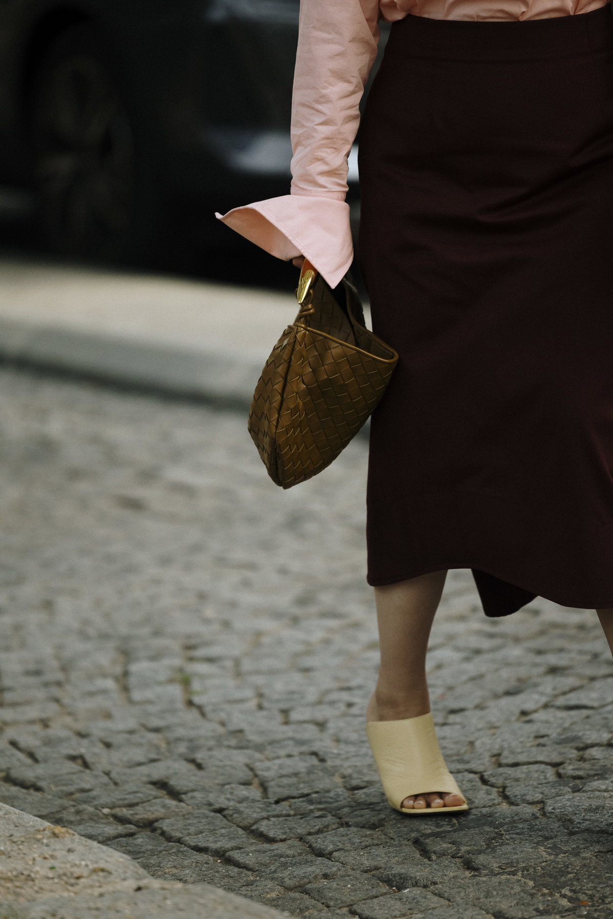 Frau trägt braune Tasche auf Paris Fashion Week Streetstyle