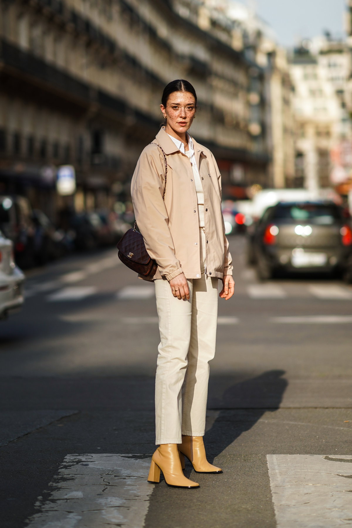 Frau trägt beige Boots