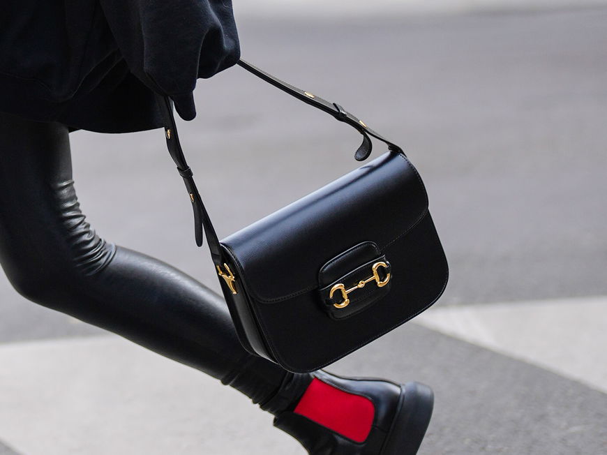 Xenia Adonts trägt schwarze Tasche