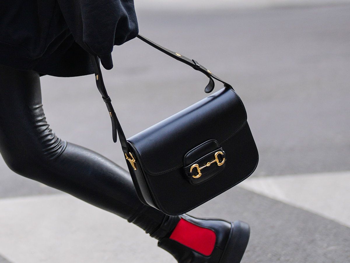 Xenia Adonts trägt schwarze Tasche