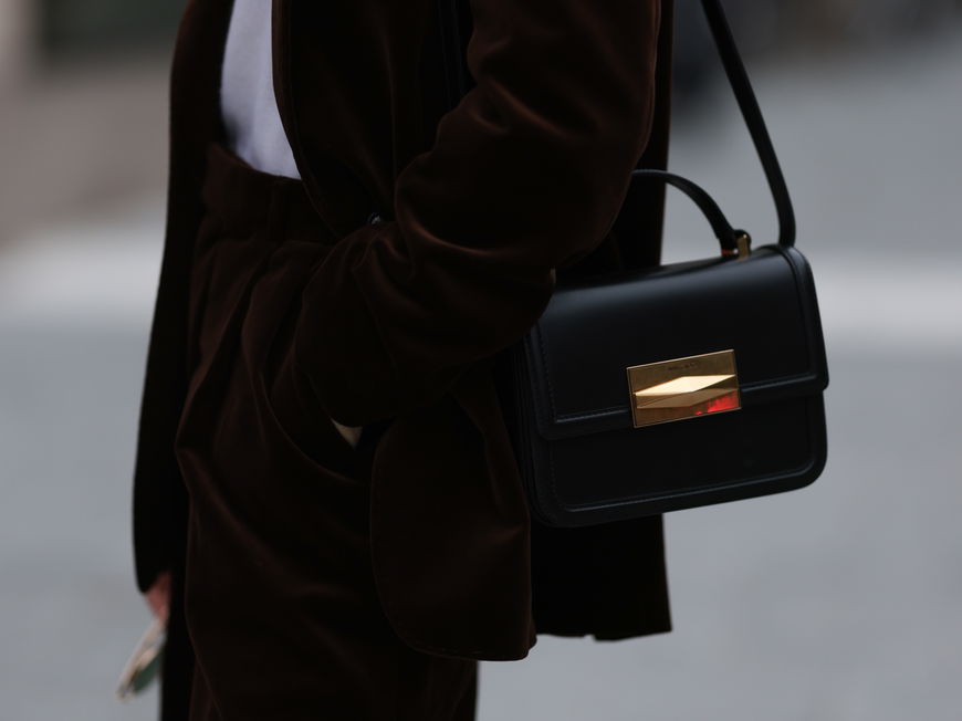Frau trägt Tasche