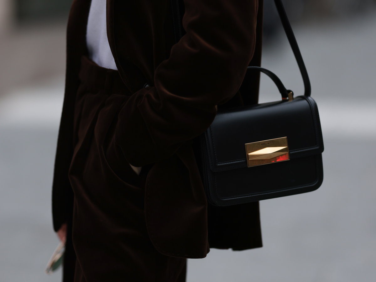 Frau trägt Tasche