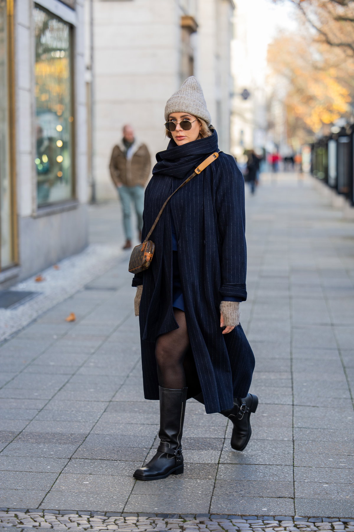 Frau trägt schwarze Stiefel