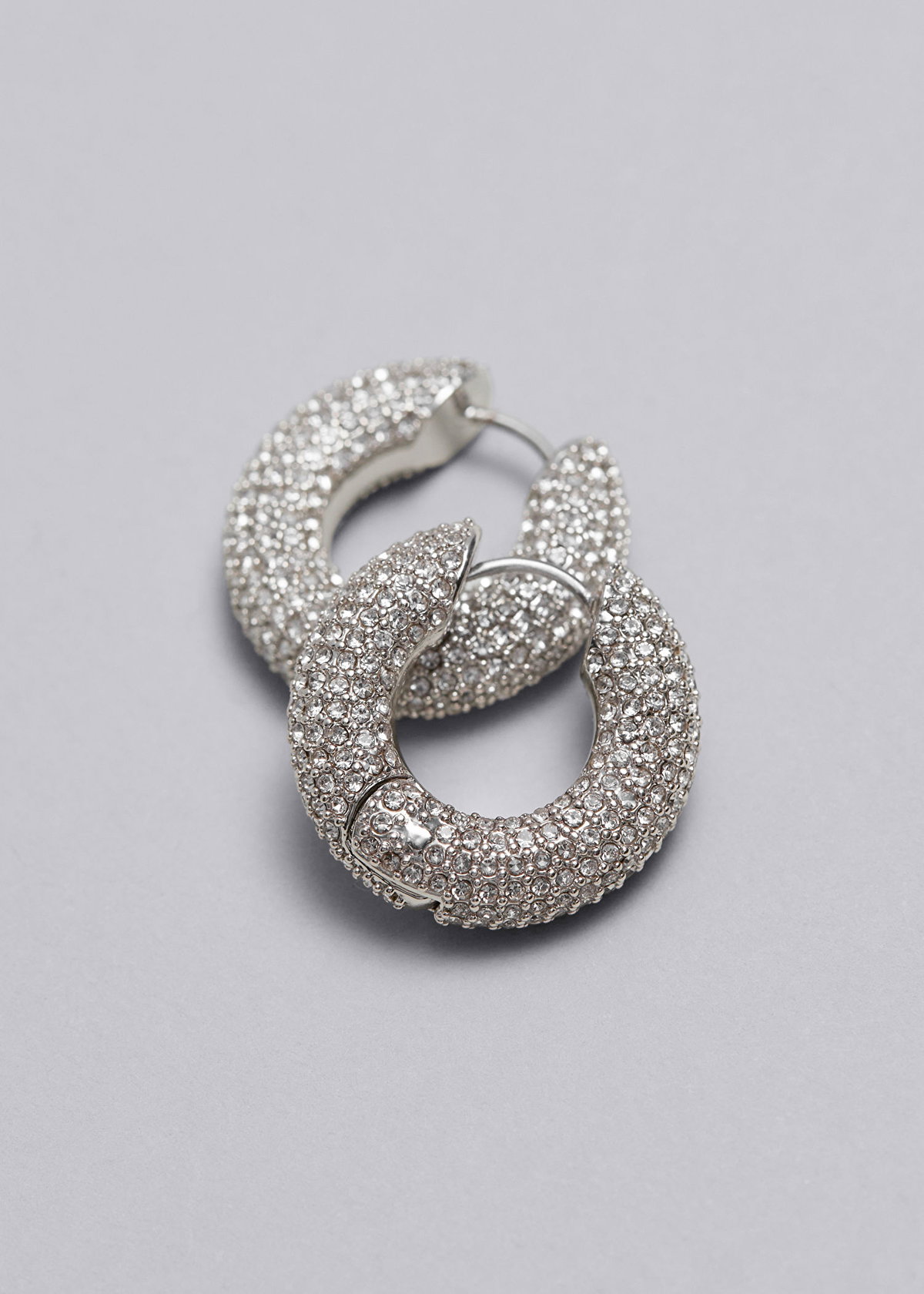 Der schönste Schmuck veredelt jedes Outfit, weshalb wir uns die glitzernden Creolen von & Other Stories für ca. 39 Euro nicht entgehen lassen wollen.