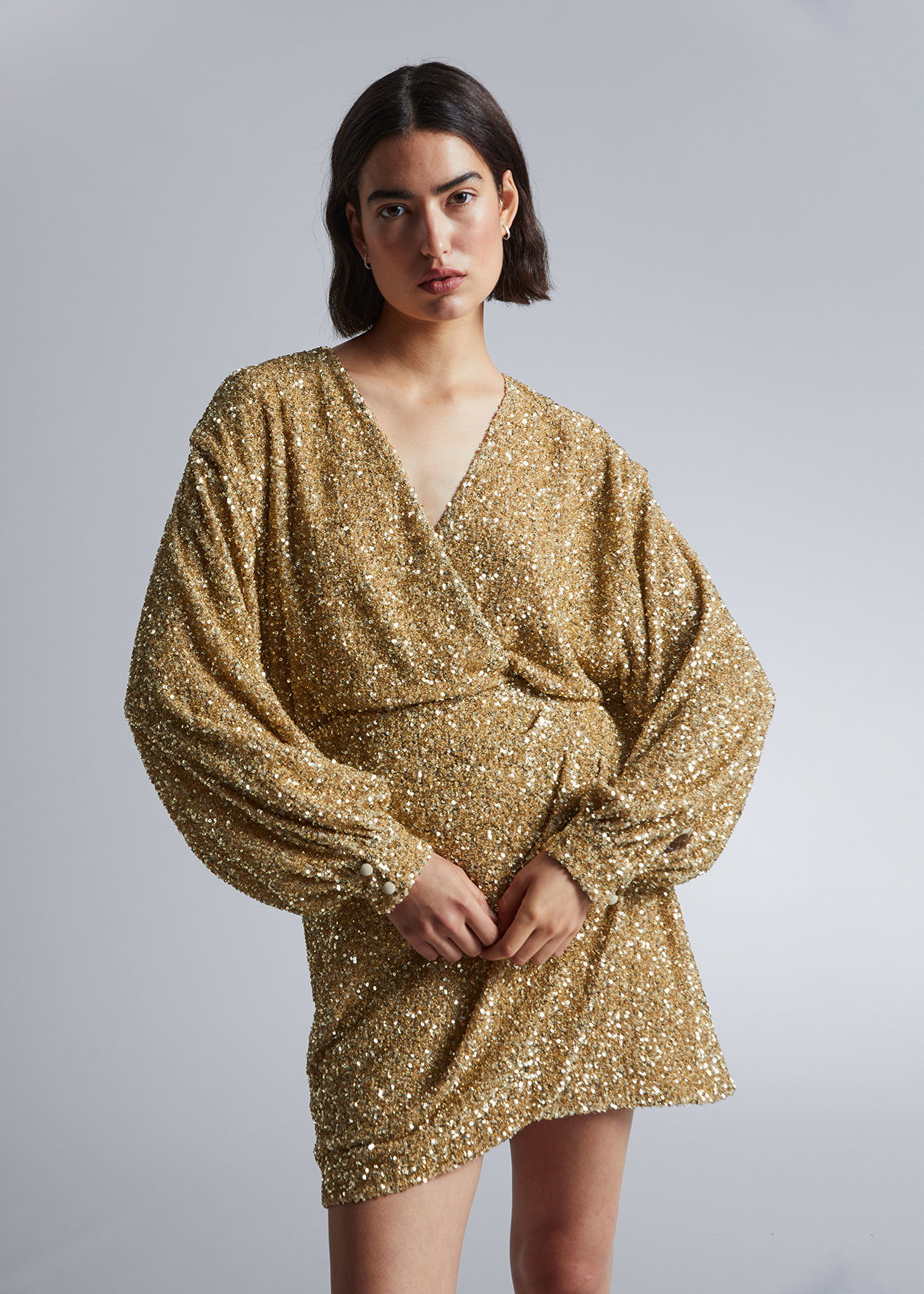 Glamour pur, bitte! Wir verfrachten das goldene Minikleid mit Wickeleffekt für ca. 149 Euro sofort in unseren Warenkorb.