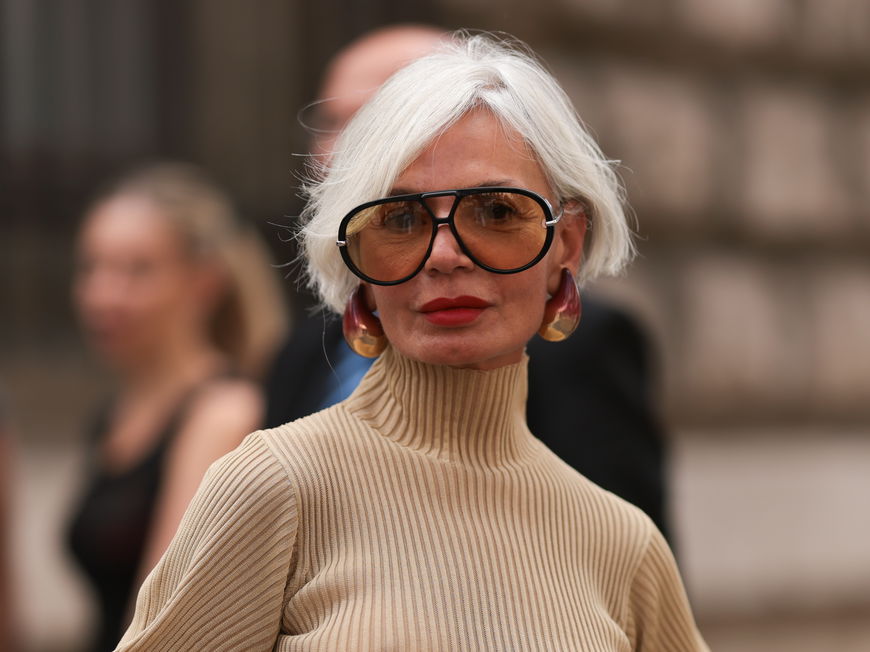 Grace Ghanem mit seitlichem Pony und großer Sonnenbrille.