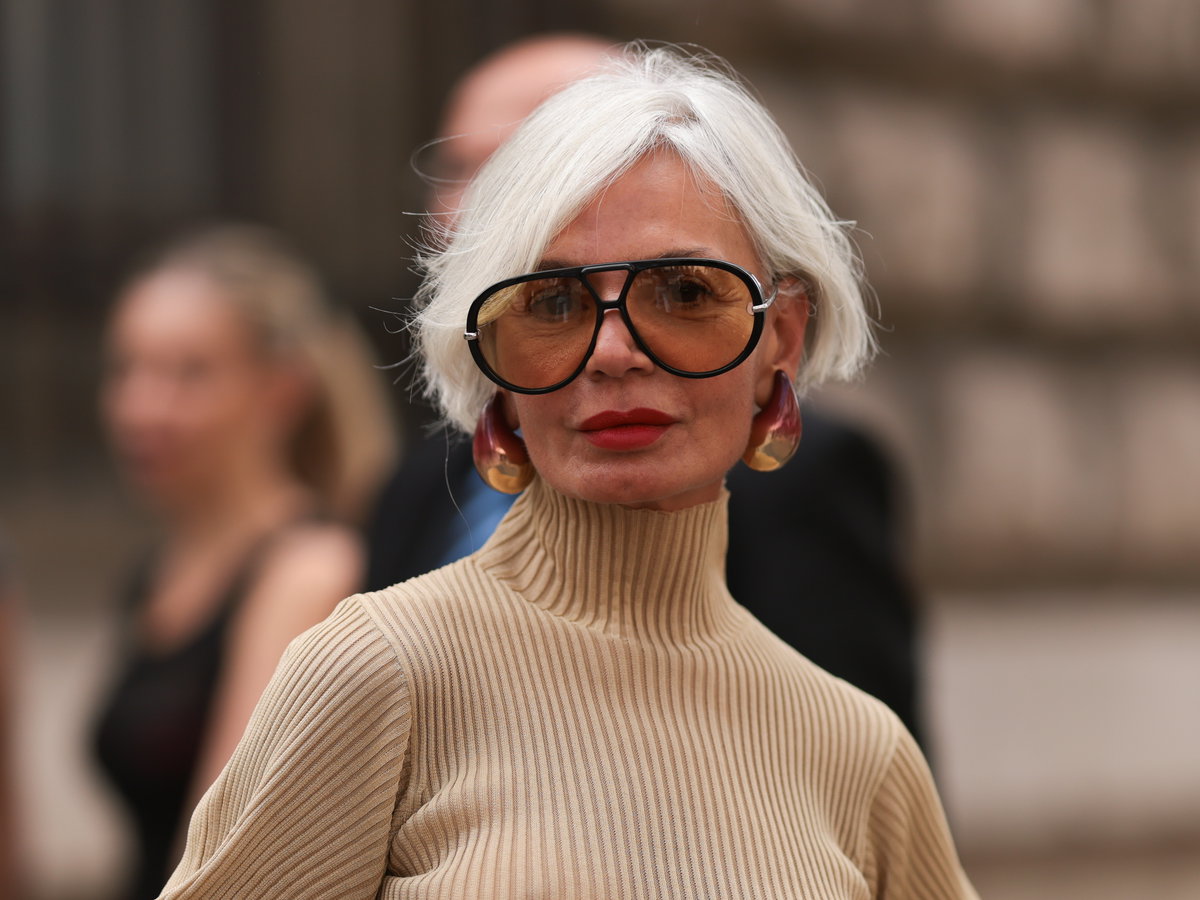 Grace Ghanem mit seitlichem Pony und großer Sonnenbrille.