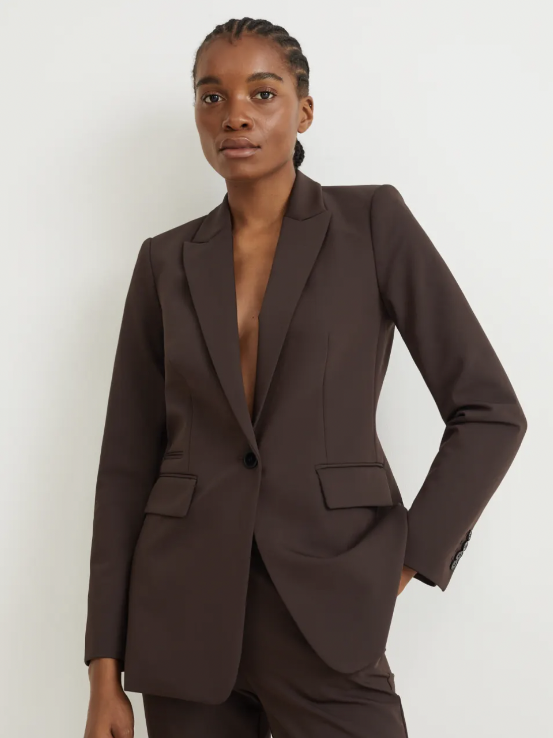 Der elegante Hosenanzug im sanften Braun ist ganz klar unser Must-have. Den taillierten Blazer shoppen wir bei C&A für 60 Euro und die passende Business-Hose für 30 Euro.