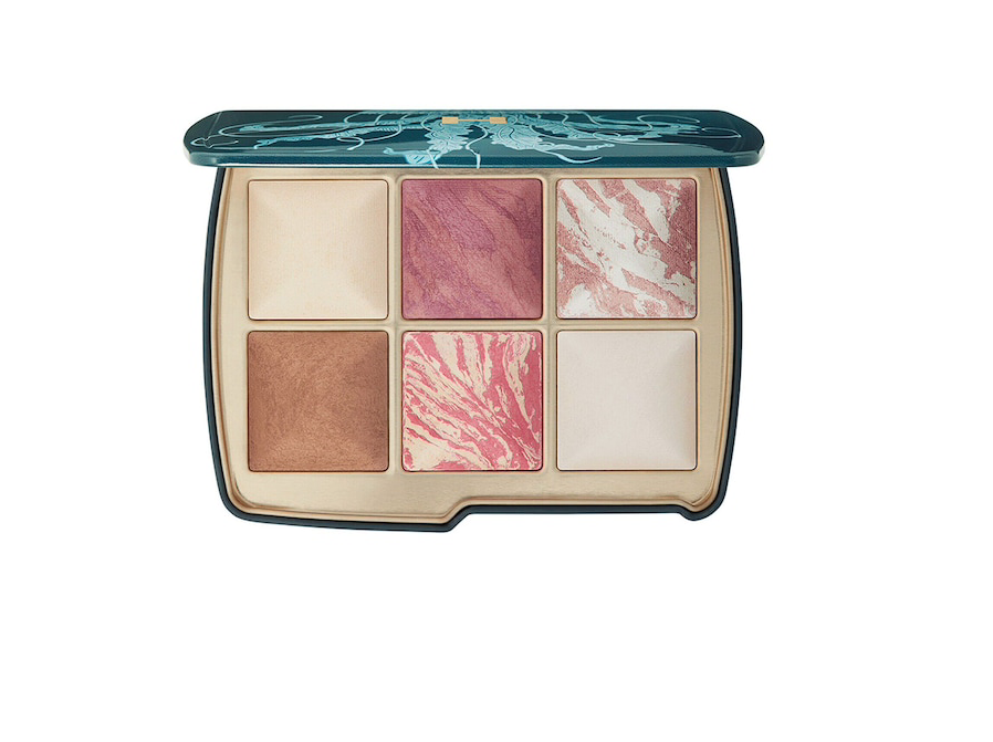 Hannah : Ich liebe es Dinge zu verschenken, von denen ich selber total überzeugt bin und die mir Freude bereiten. In meinen Augen ist die " Ambient Lighting Edit Unlocked" Palette von Hourglass , die auch mit ihrem auffälligen Packaging ein echter Volltreffer ist, ein wunderschönes Beauty-Geschenk. Die Palette enthält drei beliebte Nuancen (zwei Finishing-Puder und ein Rouge) sowie drei neue Rouge-, Bronzing-Puder- und Highlighter-Nuancen, um den Teint zum Strahlen zu bringen. Let's glow!