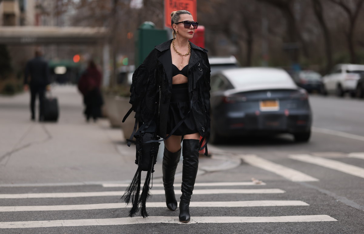 Olga Ferrara streetstyle mit rock schwarzer Jacke und Overknees