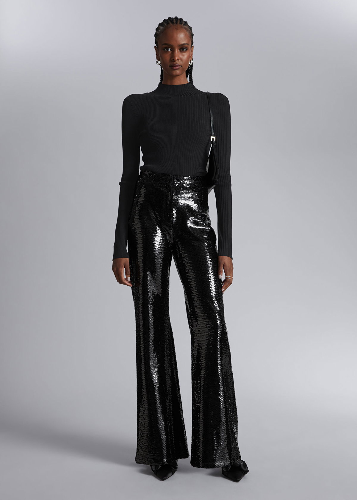 Selbst Minimalistinnen dürfte diese zauberhafte Hose mit schwarzen Pailletten überzeugen. Ein Fashion-Piece, das trotzdem eine wunderschöne Eleganz ausstrahlt.