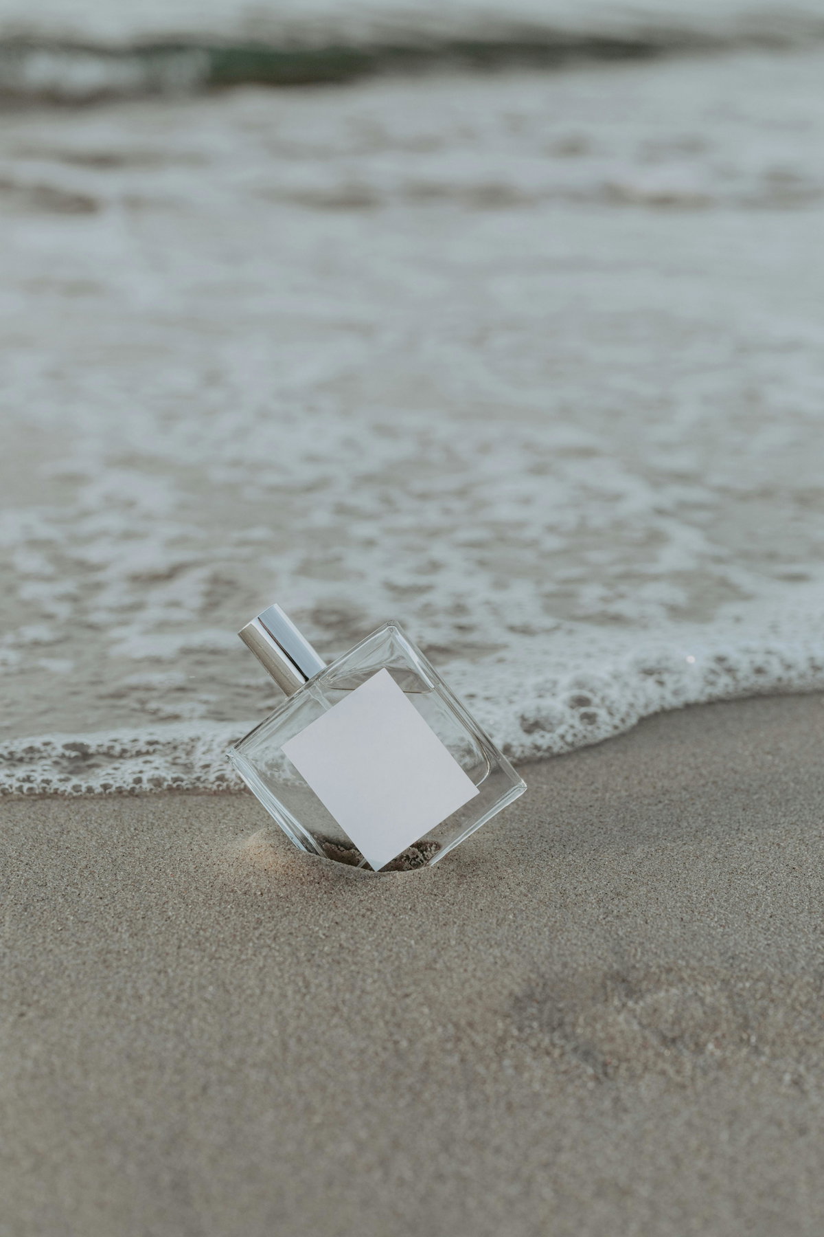 Flacon im Sand am Strand