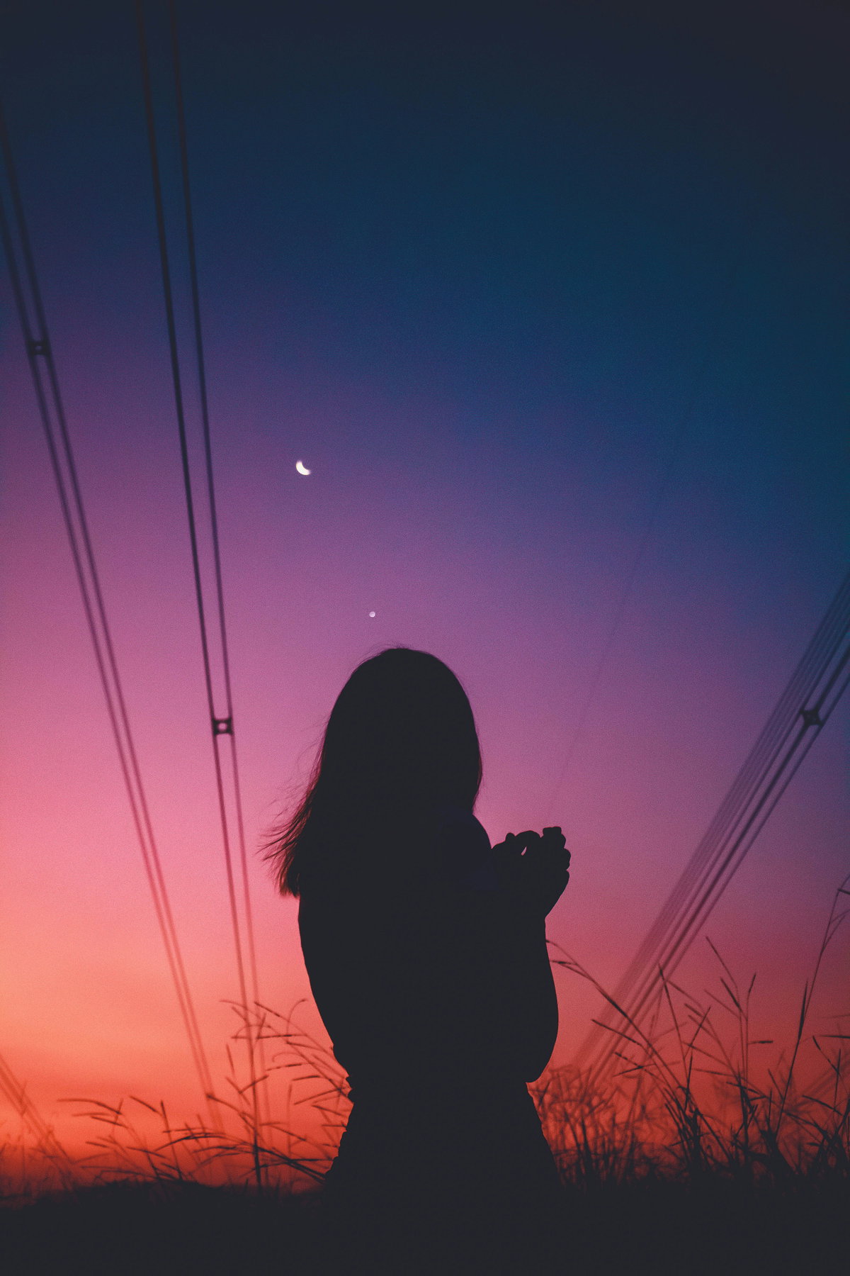 Silhouette einer Frau beim Sonnenuntergang