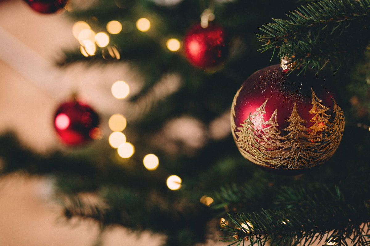 Weihnachten ist das Fest der Liebe, das viele Menschen traditionell mit einem Weihnachtsbaum feiern.