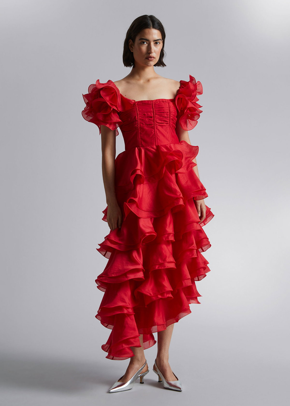 Das rote Kleid mit Volants und Rüschen von & Other Stories ist der Hingucker für alle Fashionistas in der Festzeit. Online shoppst du es für ca. 299 Euro.