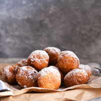 Dieses Rezept für Schmalzgebäck schmeckt genauso wie vom Weihnachtsmarkt